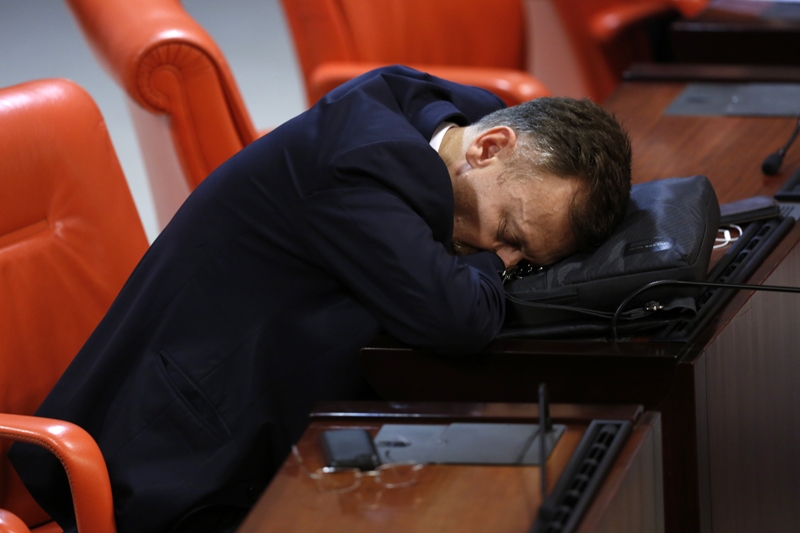 Yorgun düşen milletvekilleri Genel Kurul sıralarında uyudu