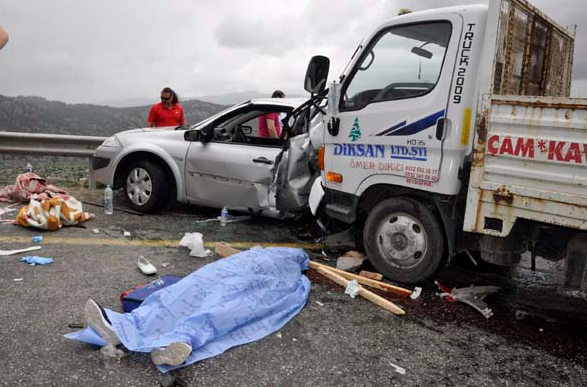 Antalya’da trafik kazası: 2 ölü, 3 yaralı