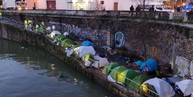Fransa göçmenleri tahliye ediyor