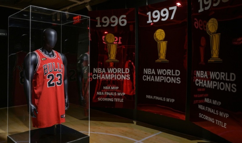 Michael Jordan'ın 'Last Dance' forması 10.1 milyon dolara rekor fiyata satıldı